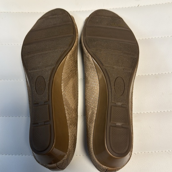 Anne Klein Tan Leather Peep-Toe Heels. Size 7M - Picture 5 of 9